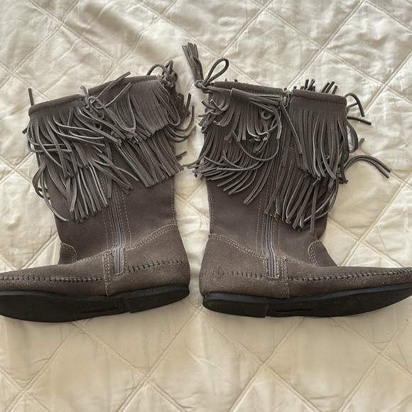 Minnetonka Womens Calf Hi 2-Layer Fringe Boot - Picture 3 of 4